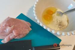 Zubereitung des Rezepts Einfache Hähnchenschnitzel in Joghurt-Käse-Kruste mit Knoblauch, ohne langes Braten und Panieren., schritt 1