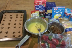 Zubereitung des Rezepts Wunderbare Pudding-Sahne-Schnitten mit Erdbeeren, schritt 6