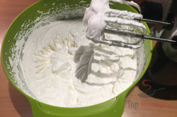 Zubereitung des Rezepts Cremekuchen mit Blätterteig, Vanillecreme und Schlagsahne, schritt 9
