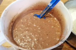 Saftiger Nesquik-Gugelhupf zum Verlieben – ein Tassenrezept, schritt 2