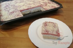 Zubereitung des Rezepts Schneewittchen - Erfrischender Erdbeer-Quark-Kuchen ohne Backen, schritt 6
