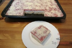 Zubereitung des Rezepts Schneewittchen - Erfrischender Erdbeer-Quark-Kuchen ohne Backen, schritt 5