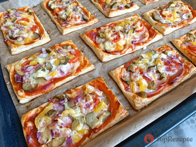 Rezept Schnelle Blätterteig-Schiffchen. Überrascht eure Gäste mit diesen schnellen und leckeren Mini-Pizzen.