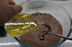 Zubereitung des Rezepts Schokoladenkuchen mit Nuss-Schokoladenglasur, schritt 2