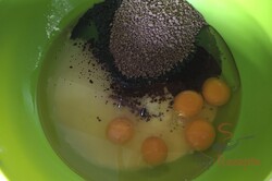 Saftiger Nesquik-Kakaokuchen - ein Tassenrezept, schritt 2