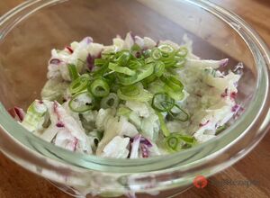 Rezept Sommerlicher Gurken-Salat mit Radieschen und Schalotten mit Saure-Sahne-Dressing