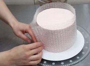 Rezept Eine perfekte Idee: Torte mithilfe von Luftpolsterfolie mit Schokolade verzieren