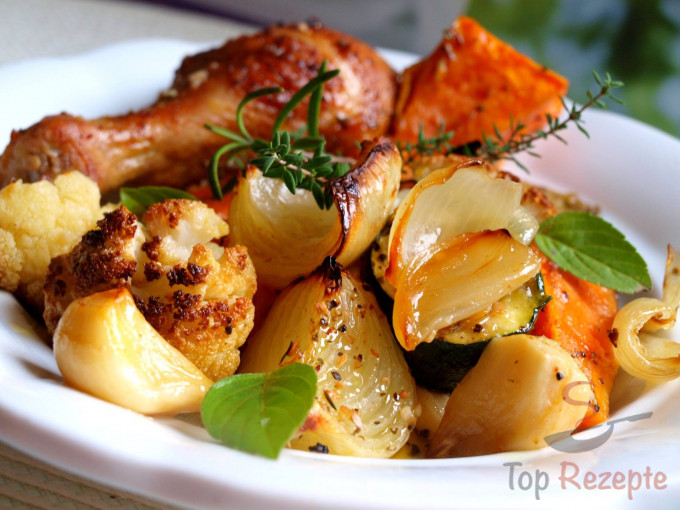 Rezept Ofengemüse mit Süßkartoffeln, Kräutern und Hähnchenkeulen
