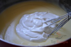 Zubereitung des Rezepts Joghurt-Cremeschnitten mit Eierplätzchen, schritt 3