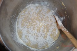 Zubereitung des Rezepts Kleine gerollte Kolatschen mit Quark und Birnenkonfitüre, schritt 1