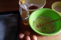 Zubereitung des Rezepts Leckerer Nuss-Zucchinikuchen mit Kakaoglasur, schritt 1
