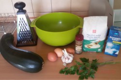 Zubereitung des Rezepts Einfache und schnelle Zucchinipuffer, schritt 1