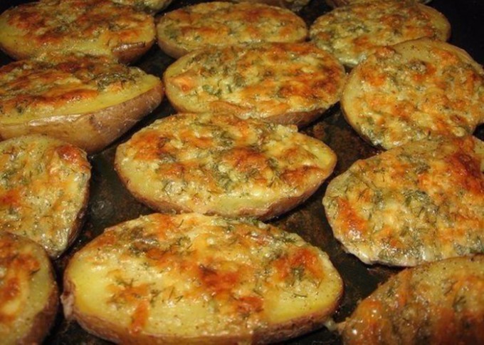 Rezept Überbackene Kartoffelhälften mit Knoblauch, Sahne und Käse