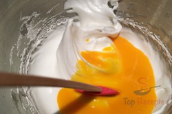 Zubereitung des Rezepts Pfirsich-Cremedessert mit Eierplätzchen, schritt 1