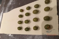 Zubereitung des Rezepts Blätterteig-Stangen mit Oliven aus nur 3 Zutaten, schritt 1