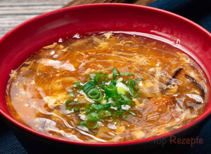 Rezept Leckere würzig-saure chinesische Hähnchensuppe. Uns hat es geschmeckt und den Bewertungen zufolge ist es ein garantierter Erfolg.