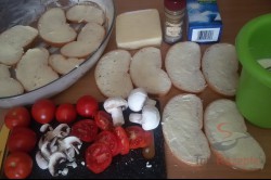 Zubereitung des Rezepts Toastbrot-Tomaten-Käse-Auflauf mit Sahnesoße überbacken, schritt 2