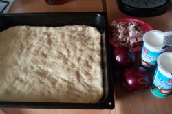Ein uraltes Rezept für einen leckeren Zwiebel-Speck-Kuchen, schritt 5
