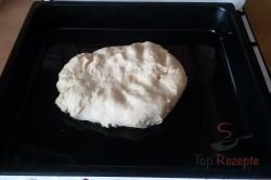 Ein uraltes Rezept für einen leckeren Zwiebel-Speck-Kuchen, schritt 3