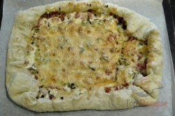 Zubereitung des Rezepts Wunderbare falsche Pizza mit saurer Sahne, die ganz einfach zuzubereiten ist, schritt 3