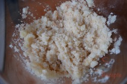 Zubereitung des Rezepts Schneller Pflaumenkuchen mit Streuseln, schritt 3
