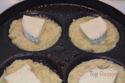 Zubereitung des Rezepts Kartoffelpuffer mit Camembert gefüllt, schritt 2