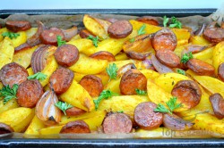 Zubereitung des Rezepts Kartoffeln mit Zwiebeln und Wurst überbacken, schritt 10