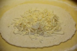 Zubereitung des Rezepts Mit Käse gefüllter schneller Langosch – kein Hefeteig, in nur 10 Minuten fertig, schritt 1