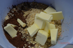 Zubereitung des Rezepts Süße Wurst mit Walnüssen, in Kokos gewälzt, schritt 3