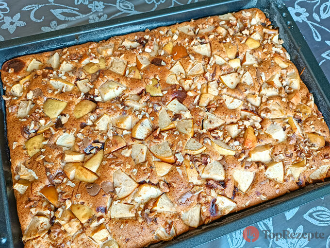Rezept Leckerer Apfel-Nuss-Kuchen mit Honig