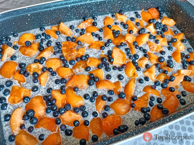 Rezept Einfacher Blechkuchen mit Aprikosen und Heidelbeeren aus dem Wald - Man braucht nur einen Löffel zum Messen