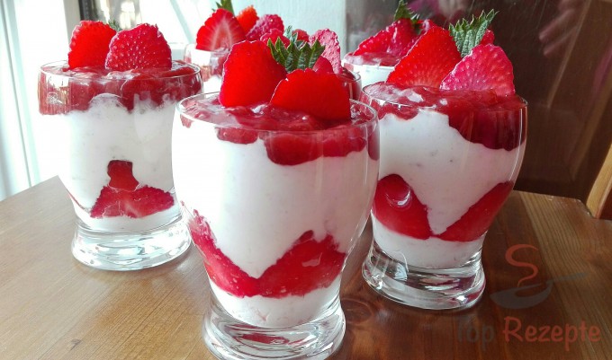 Rezept Ein geiles Dessert, das alle lieben: Quarkcreme mit Erdbeeren im Glas
