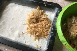Zubereitung des Rezepts Apfelkuchen mit Grieß, in 5 Minuten zubereitet, schritt 2