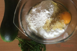 Zubereitung des Rezepts Zucchinischeiben im Knoblauch-Joghurt-Teigmantel, schritt 1