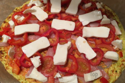 Zubereitung des Rezepts Pizza mit Zucchini-Mozzarella-Boden – ohne Mehl, schritt 7