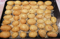 Zubereitung des Rezepts Knuspriger Snack: Diese Kartoffelhälften aus dem Ofen sind ein Internethit!, schritt 1