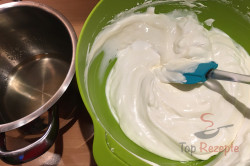 Zubereitung des Rezepts Saure-Sahne-Kondensmilch-Kuchen ohne Backen und in 15 Minuten gemacht, schritt 5