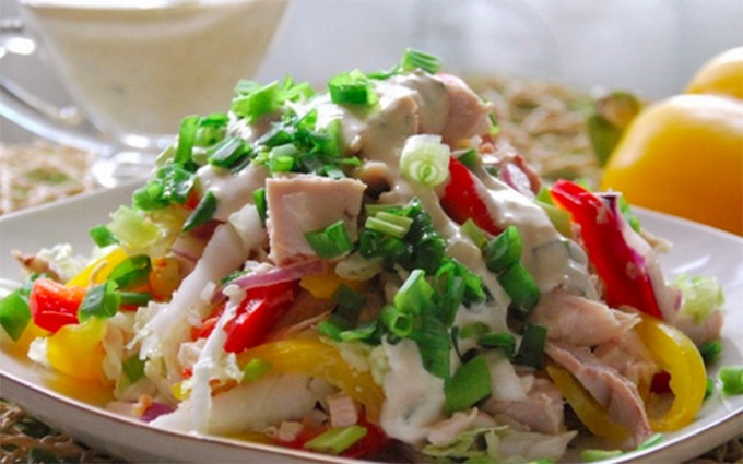 Rezept Frischer „Regenbogen“ Salat mit Hähnchenfleisch