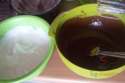 Zubereitung des Rezepts Schokoladen-Gugelhupf mit Walnüssen – mit FOTOANLEITUNG, schritt 7