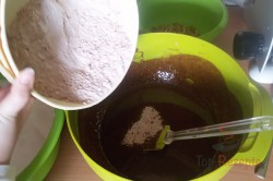 Zubereitung des Rezepts Schokoladen-Gugelhupf mit Walnüssen – mit FOTOANLEITUNG, schritt 8