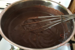 Zubereitung des Rezepts Leckerer Kuchen mit Pudding und einer Creme aus saurer Sahne, schritt 5