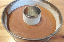 Saftiger Nesquik-Gugelhupf zum Verlieben – ein Tassenrezept, schritt 3
