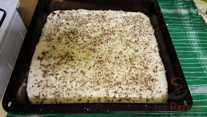 Rezept Ein köstlicher Traumkuchen mit Vanille-Kokos-Creme und mit zerbröselten Milka Schokowaffeln bestreut