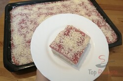 Zubereitung des Rezepts Schneewittchen - Erfrischender Erdbeer-Quark-Kuchen ohne Backen, schritt 7