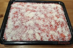 Zubereitung des Rezepts Schneewittchen - Erfrischender Erdbeer-Quark-Kuchen ohne Backen, schritt 4