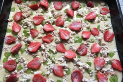 Zubereitung des Rezepts Saftiger Erdbeer-Rhabarber-Kuchen mit Quark, schritt 5