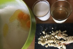 Sehr leckerer und saftiger Gugelhupf mit Kokosraspeln – ein Tassenrezept, schritt 1