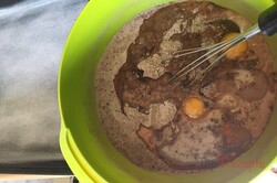 Apfel-Nesquik-Kuchen in 15 Minuten zubereitet – ein Tassenrezept, schritt 3