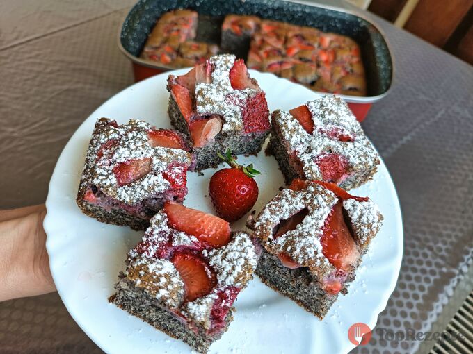 Einfacher Erdbeer-Mohn-Kuchen - ein Tassenrezept