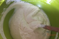 Zubereitung des Rezepts „Gesundes Äuglein“ - Kuchen mit Saure-Sahne-Creme mit weißer Schokolade, schritt 12